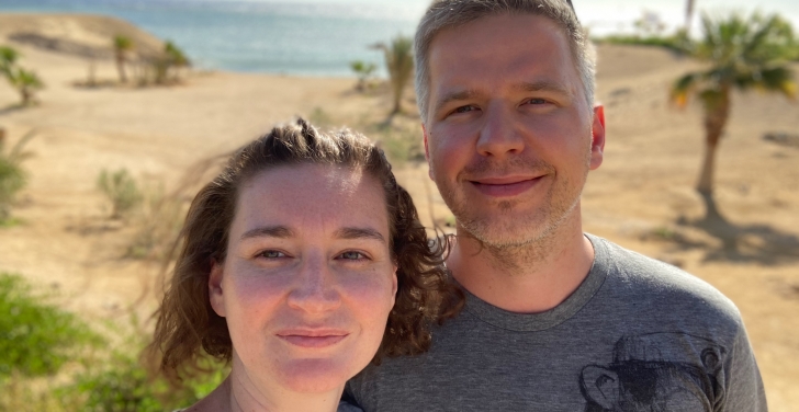Petr Illek and his wife Pavlina holidaying in Egypt. Behind them is a desert.