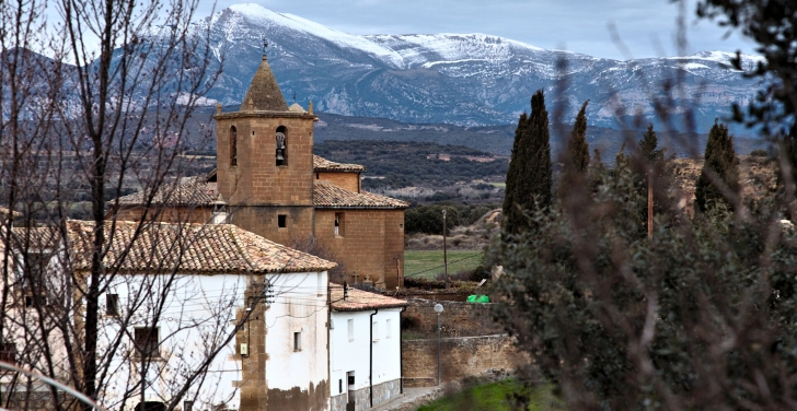 A view of Loporzano, with mountains in the background.