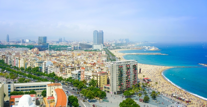 A view of Barcelona, with the ocean on the right.