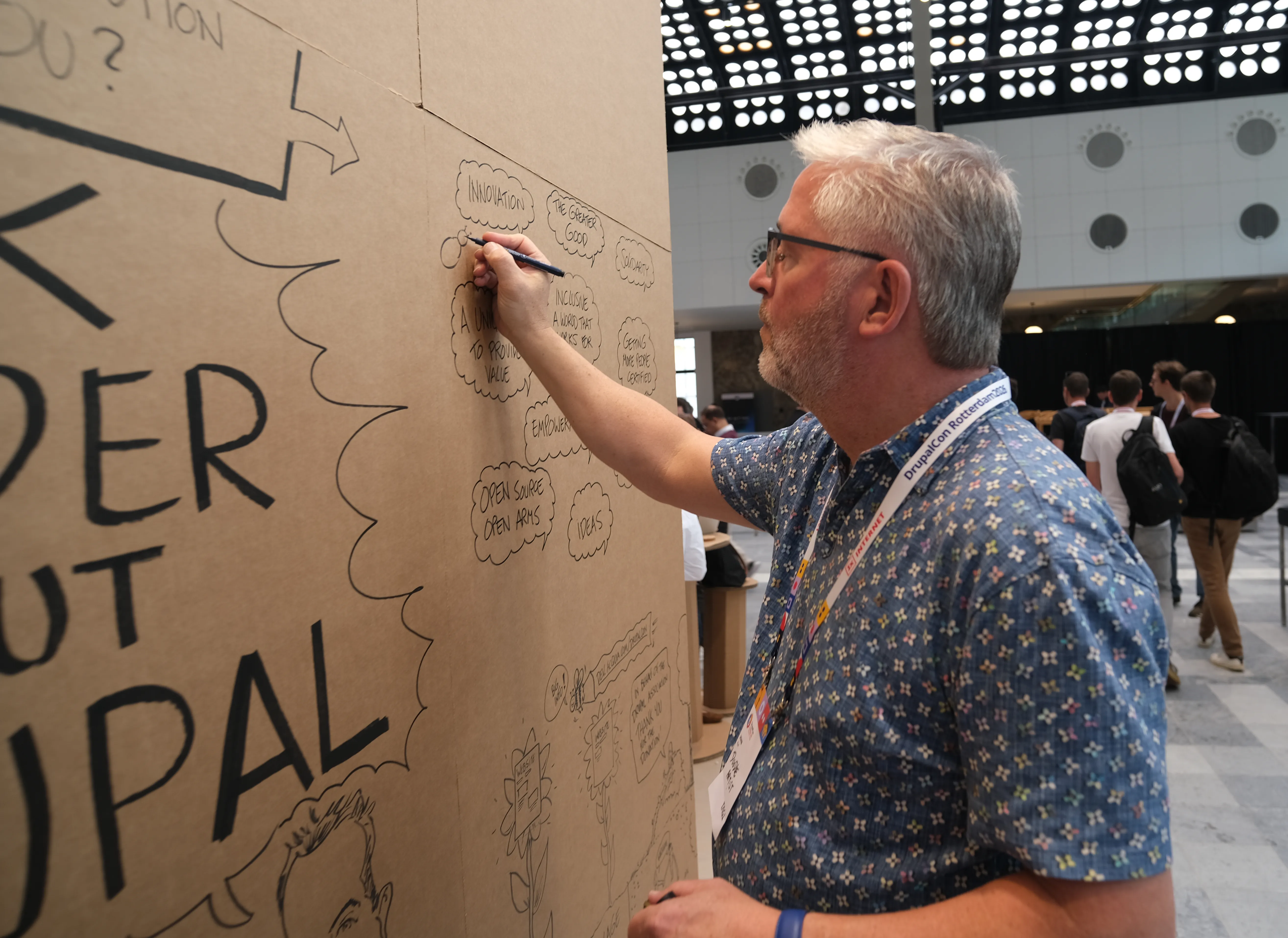 Cartoonist John Körver creates a wall of art at DrupalCon Rotterdam.